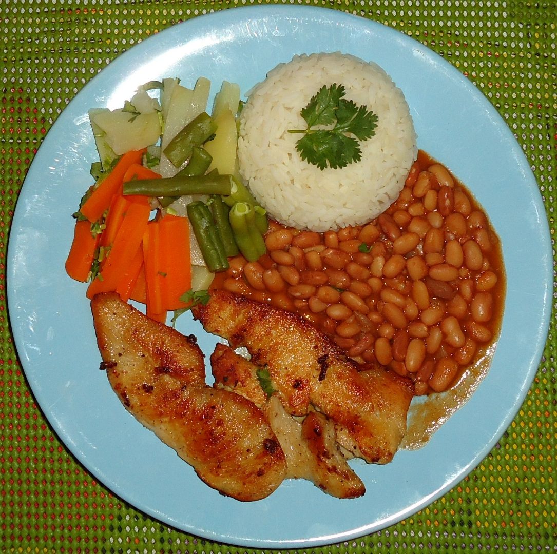 Feijão, arroz, frango e legumes.jpg