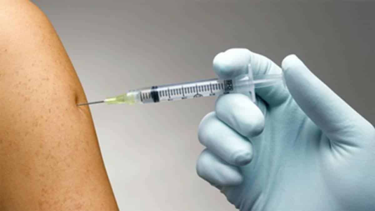 Pessoa se vacinando.jpg
