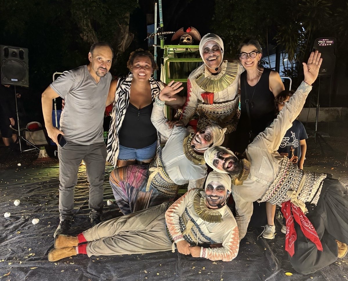 Gonzalo Callejas_e_Alice_Guimaraes_doTeatroLosAndes_com_atores_do_Boca_de_Cena_Foto_Divulcacao.jpg