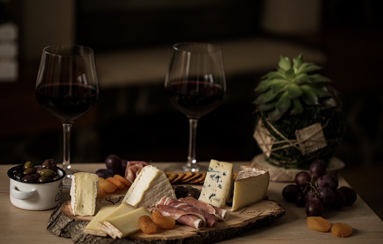 Queijos e vinhos.jpg