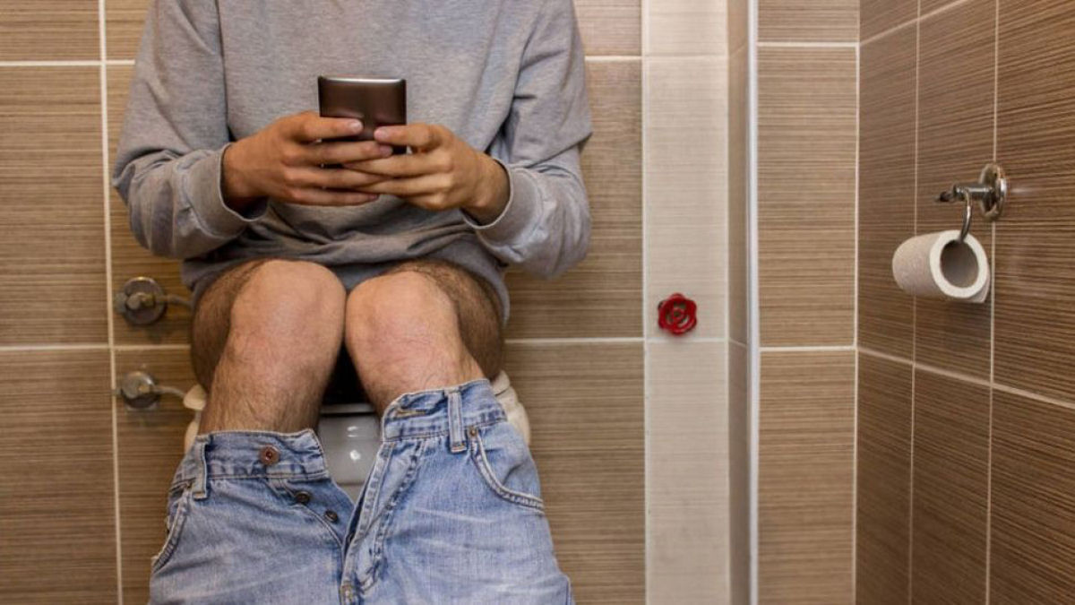 Celular no banheiro.jpg