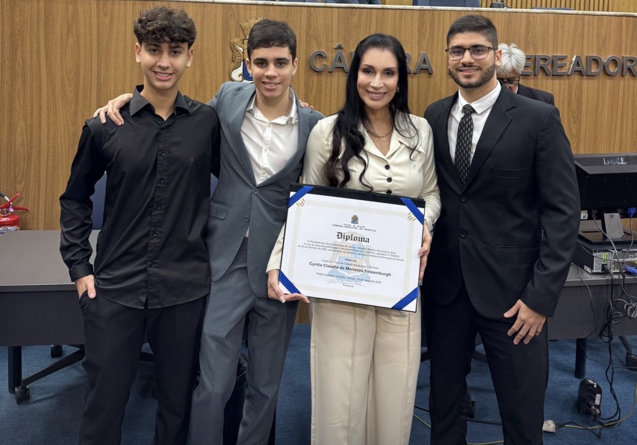 Cyntia Menezes com os filhos.jpg